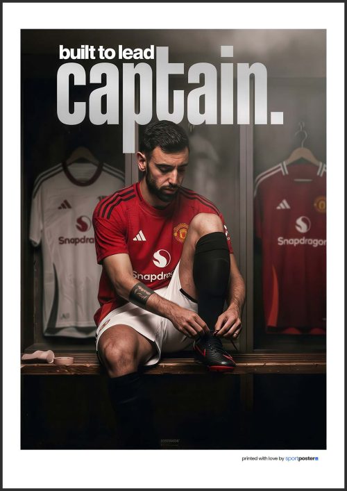 Futbalový plagát Bruno Fernandes viažuci si kopačky v šatni Manchester United FC s nápisom captain.