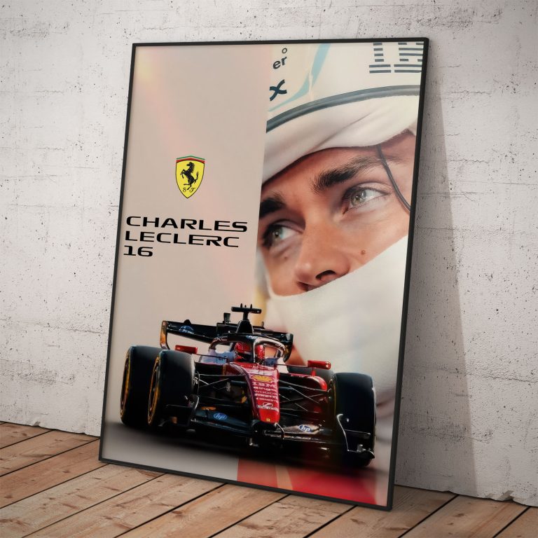 F1 plagát Charles Leclerc s pohľadom v prilbe a monopostom Scuderia Ferrari číslo 16.