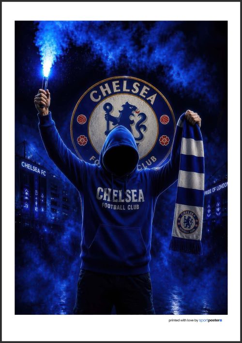 Poster Chelsea FC - Futbal - 13 | SportPoster.Sk Fanúšikovský plagát Chelsea FC s postavou držiacou modrú svetlicu a klubový šál s logom.