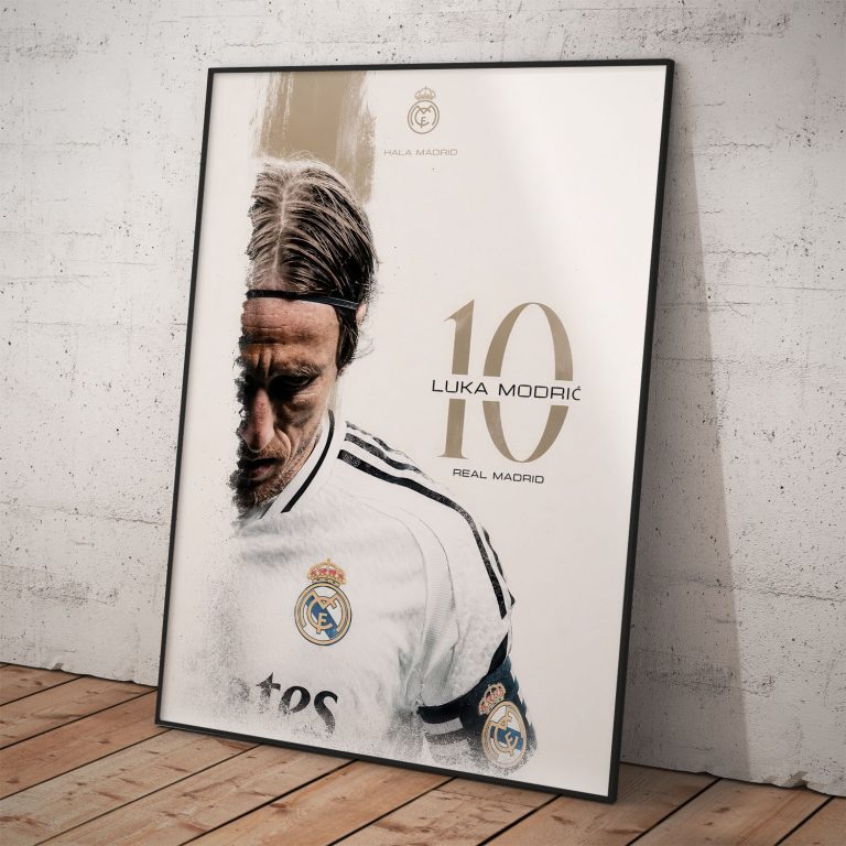 Umelecký plagát Luka Modrić s detailom tváre v drese Real Madrid a erbom klubu.