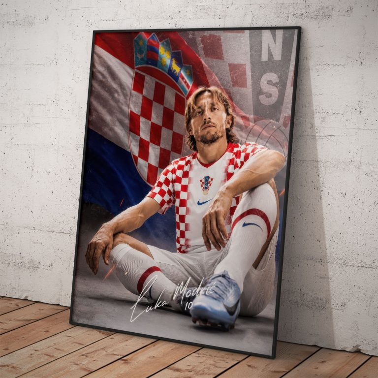 Futbalový plagát Luka Modrić v chorvátskom drese na pozadí národnej vlajky s podpisom.