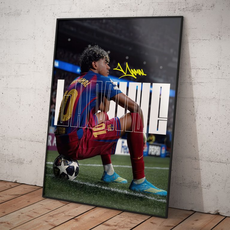 Umelecký plagát Lamine Yamal v drese FC Barcelona sediaci na futbalovej lopte so žltou korunkou a menom.