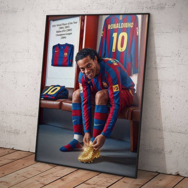 Spomienkový plagát Ronaldinho viažuci si zlaté kopačky v šatni FC Barcelona s dresom s číslom 10.