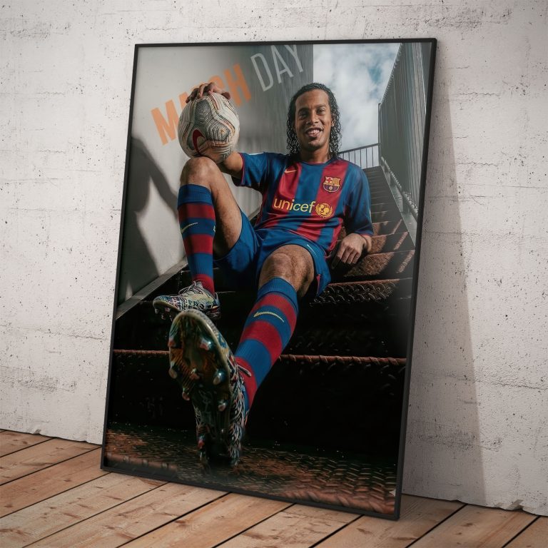 Fanúšikovský plagát Ronaldinho v drese FC Barcelona sediaci na schodoch s loptou pred zápasom Match Day.