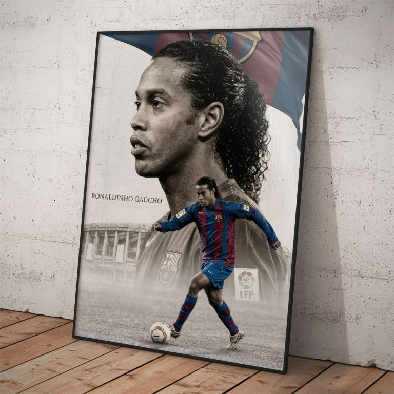 Umelecký plagát Ronaldinho Gaúcho s čiernobielym portrétom, štadiónom Camp Nou a vlajkou FC Barcelona.