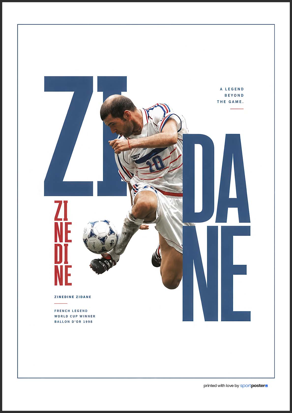 Zberateľský plagát Zinedine Zidane v drese Francúzska s loptou, minimalistický dizajn s modrou typografiou.