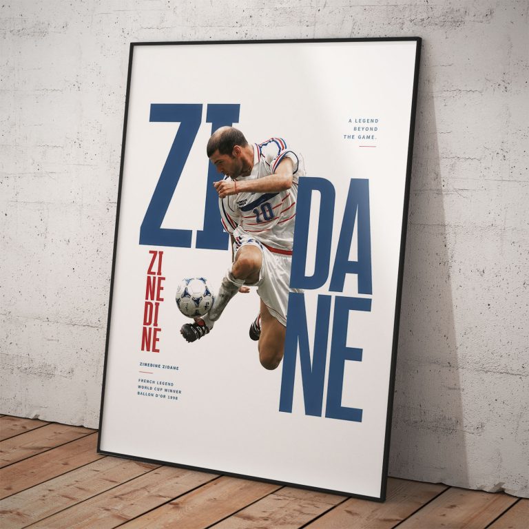 Zberateľský plagát Zinedine Zidane v drese Francúzska s loptou, minimalistický dizajn s modrou typografiou.