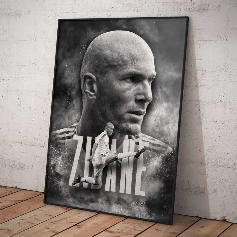Čierno-biely umelecký plagát Zinedine Zidane s detailom tváre, výkopom a dymovým efektom.